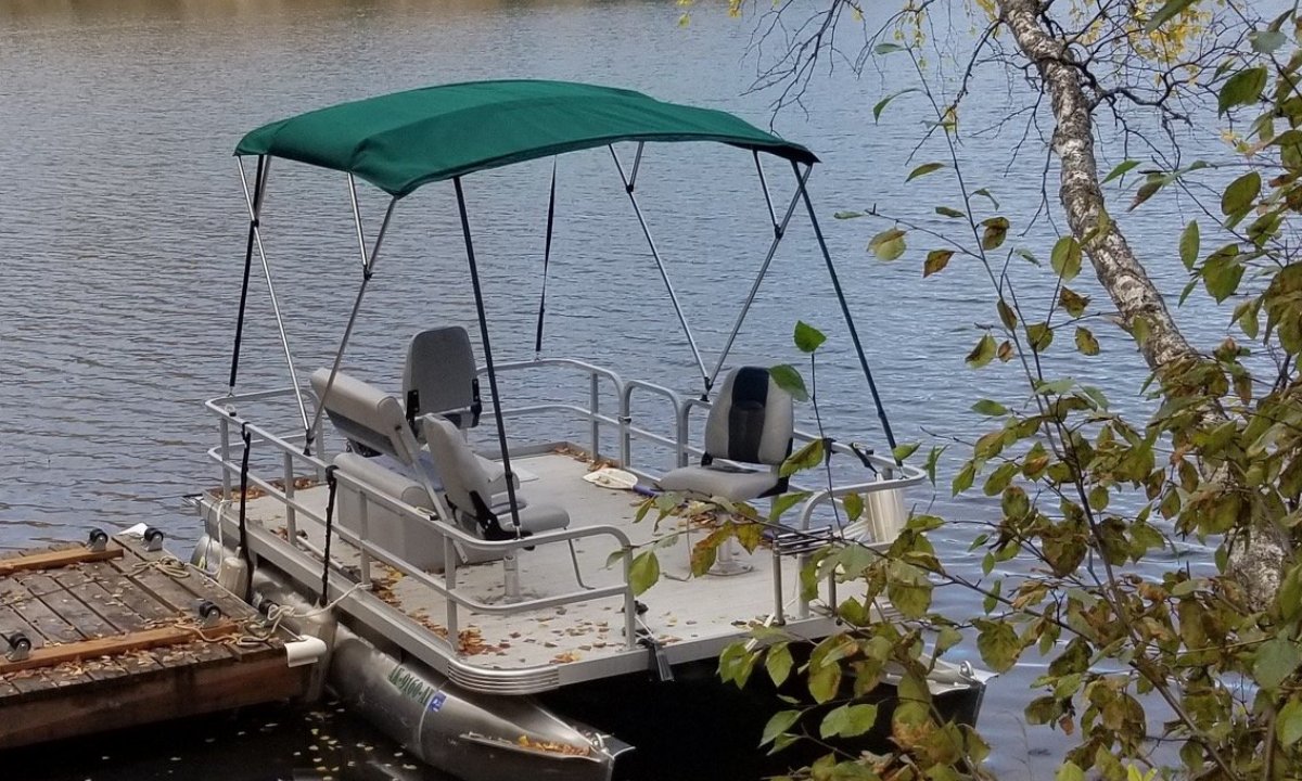 Low-maintenance mini pontoon boats